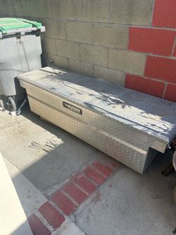 Truck Husky tool box *No key*