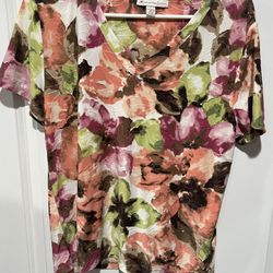 Women’s Large JM Collection size large v neck top Floral pattern 
