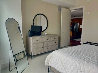 Like New Queen Bedroom Set