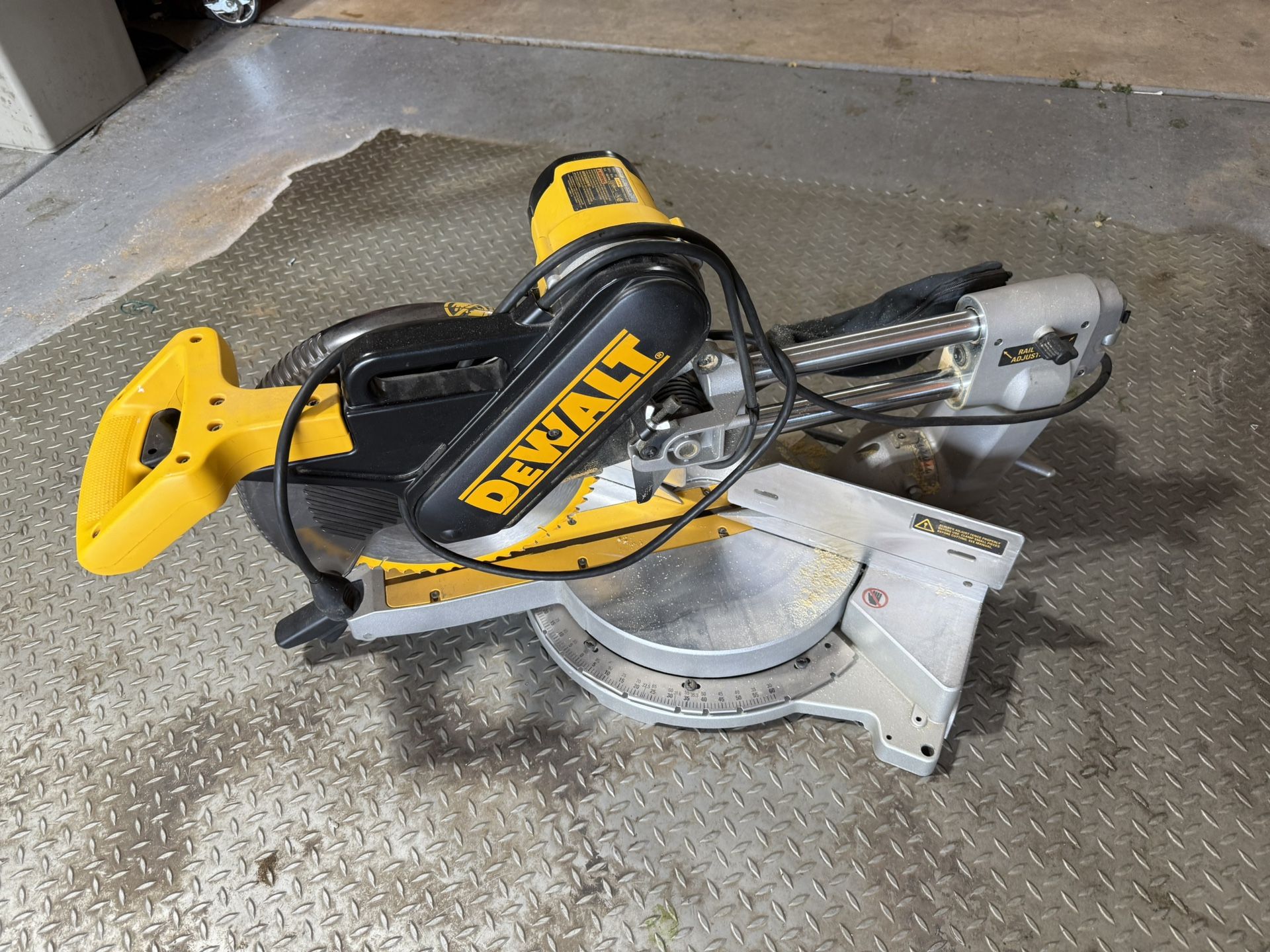 DEWALT 15 Amp Compound Miter Saw