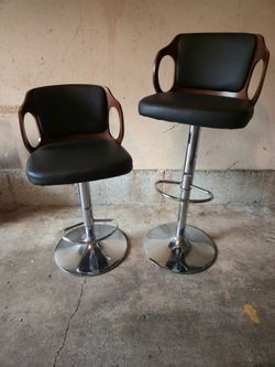 Swivel bar stools