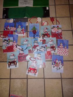 17 Christmas Gift Bags And 2 Tissue Paper 