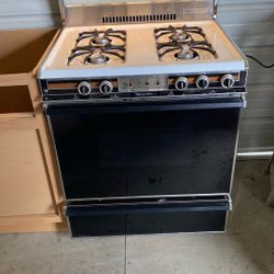 Gas Stove .  Unbelievably Clean .