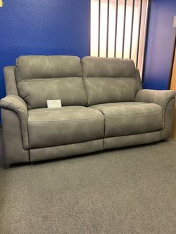ASHLEY'S Reclining COUCH 🛋️