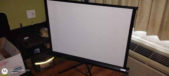 Da-Lite Presenter portable projection screen 42 by 30   50 inch