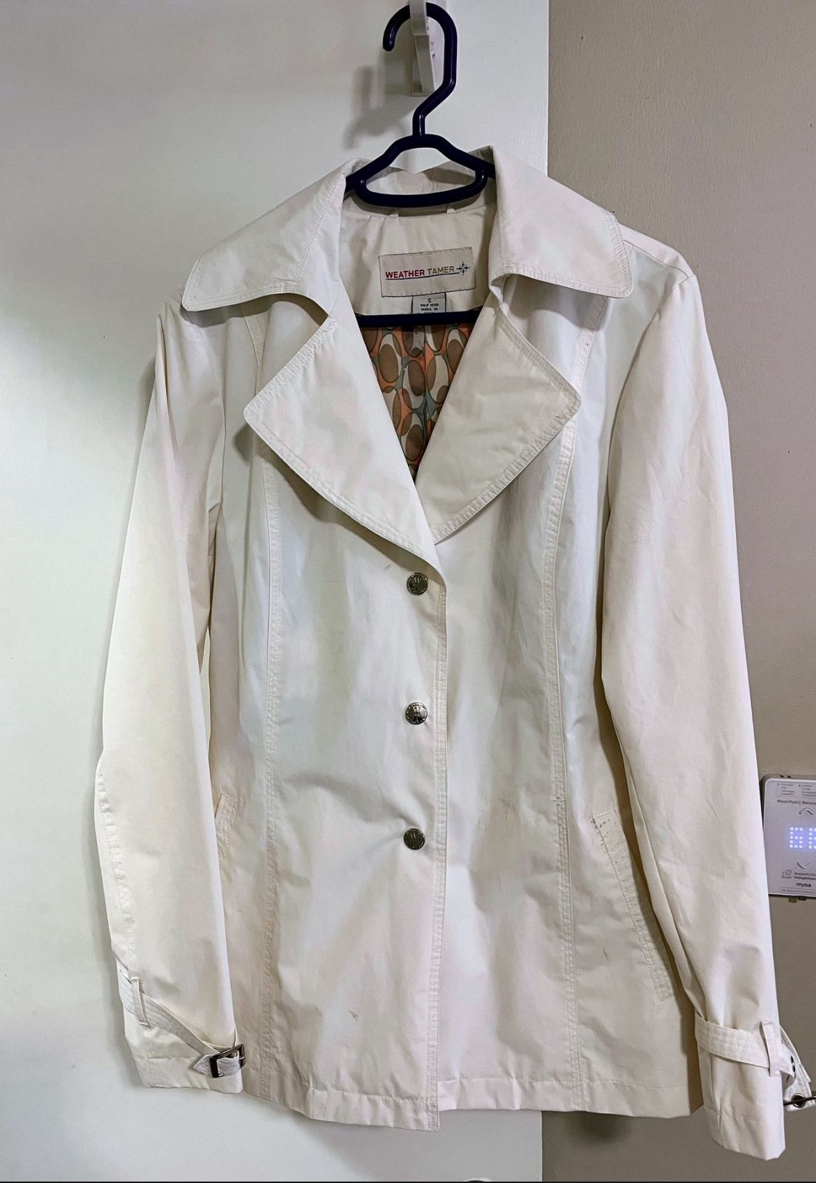 Ivory Tone Trench Jacket / Rain Coat: Size Small(but Fit Like Medium) (Pick up🛒 In Bellevue) *Check out my Other Posts 💕