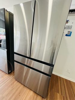 ✨ ¡Dale un toque moderno y elegante a tu cocina! ✨  Refrigerador de 4 puertas en acero inoxidable, con diseño premium, amplio espacio y perfecto para 