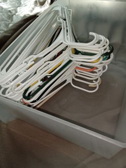 25 Strong Plastic Hangers