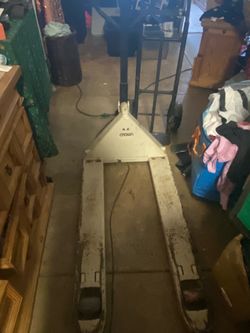 Crown Manual Pallet Jack