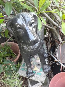 Jumbo dog statue