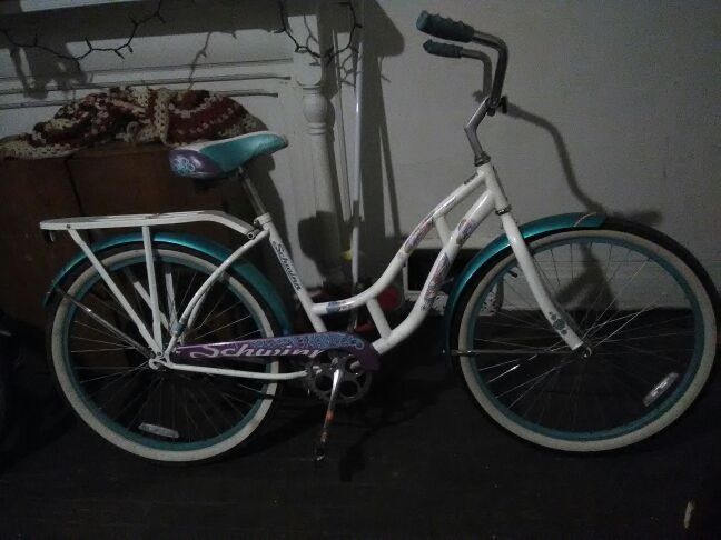 26" Schwinn del mar woman's Cruiser bicycle purple and blue