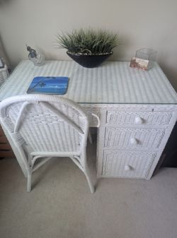 White wicker desk with chair