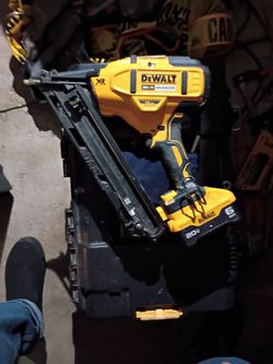 DeWalt cordless 20v xr 15g  angled finish nailer and and battery
