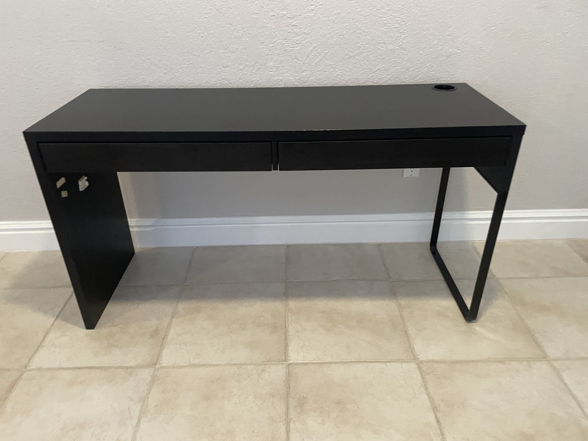 Black Desk