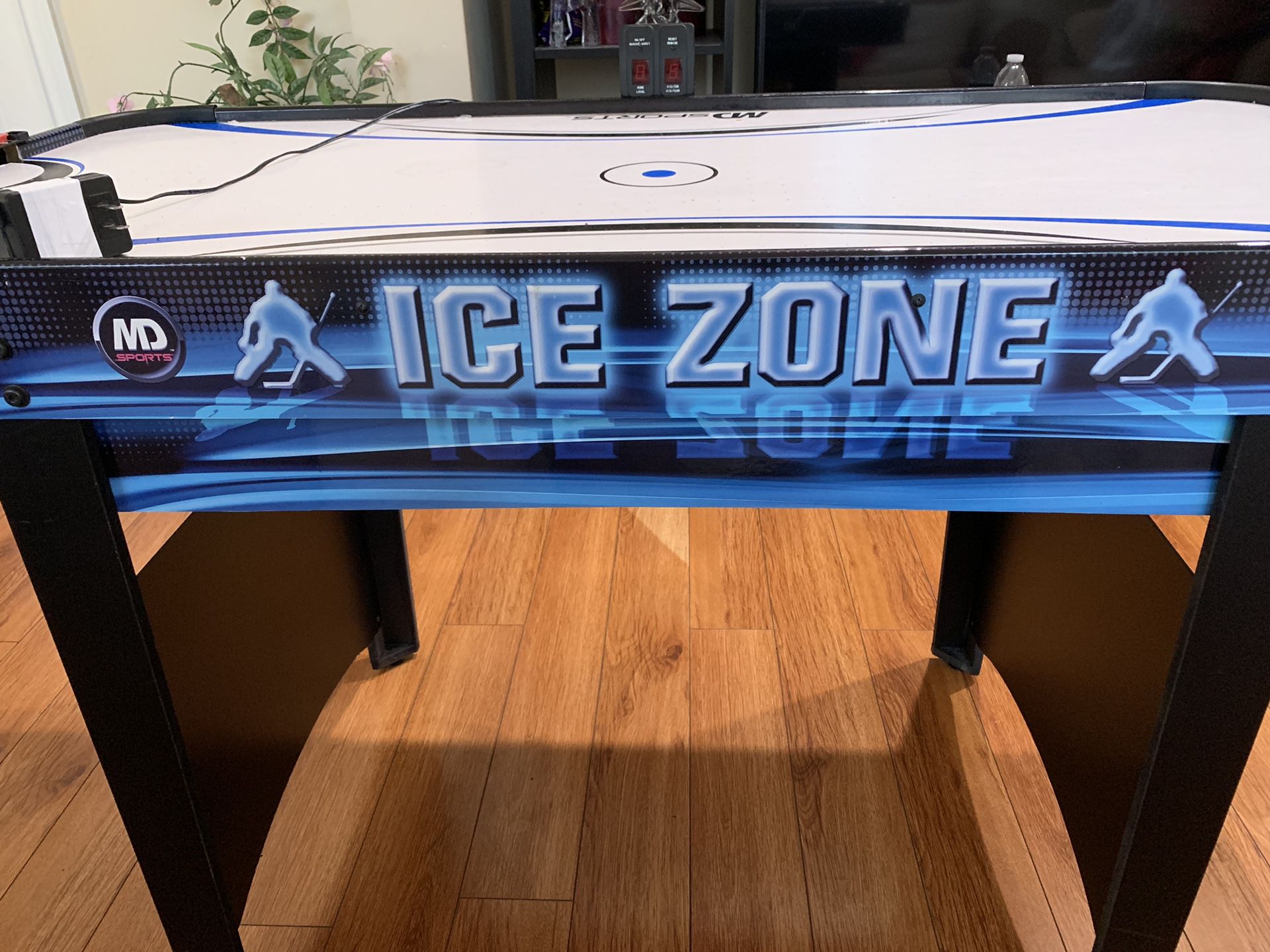 Ice zone air hockey table