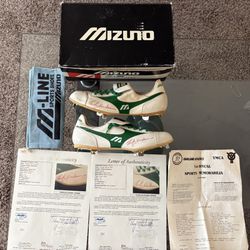 Rickey Henderson Signed 80’s Oakland A’s Cleats !! Shows Wear !!!
