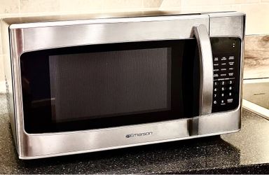 Must Sell Now! Emerson 1000 Watt Stainless Steel Microwave