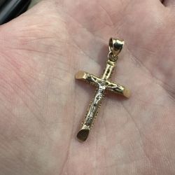 10 Carat Cross Pendant 