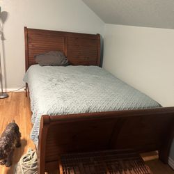 Three Piece Queen Size Sleigh Bed Suite