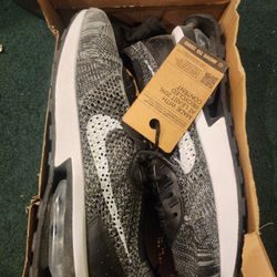 Nike Flyknit Racer Size 9.5- new 