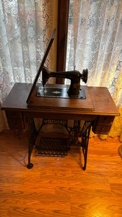 vintage Singer treadle sewing machine 1900’s