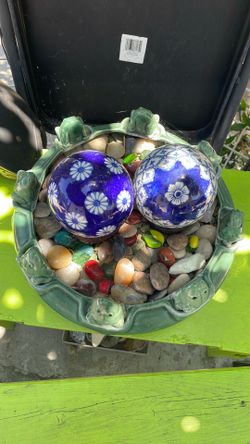 Frog statue with 2 Blue balls