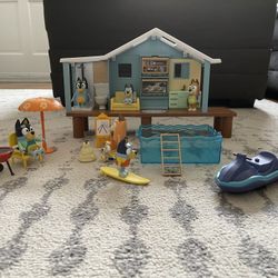 Bluey Beach Cabin Playset plus Extra Figures