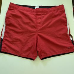 Nike red and white shorts sportswear  Size: M 🚚 Ships fast – usually same or next day 🔥 Bundle & save – DM for deals on 2+ items!