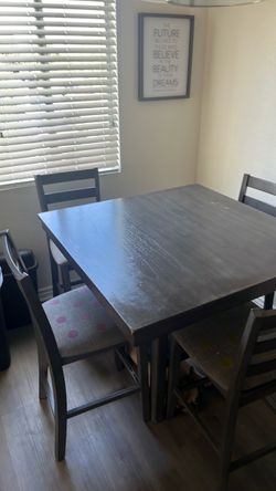 Tall dining room table with set of 4 matching tall stools