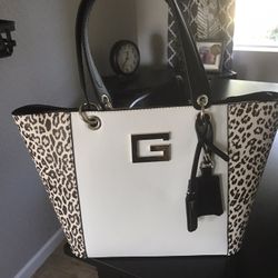 Guess tote - Brand new - Never Used Storage Bag Included