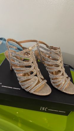 High-heeled shoes