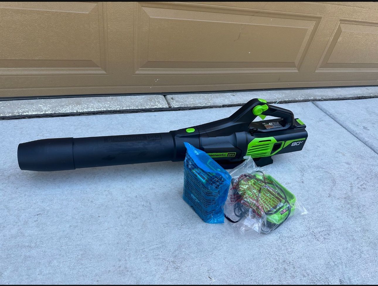 Greenworks Pro 4-volt 730-CFM 170-MPH Brushless Handheld Cordless Electric Leaf Blower