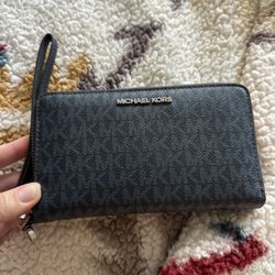 Michael Kors wristlet wallet 