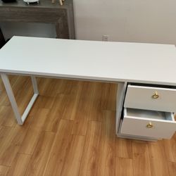 Escritorio de Computadora en Excelente Estado – Estilo Moderno