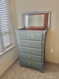 Beautiful 5 Drawer Dresser - NEW