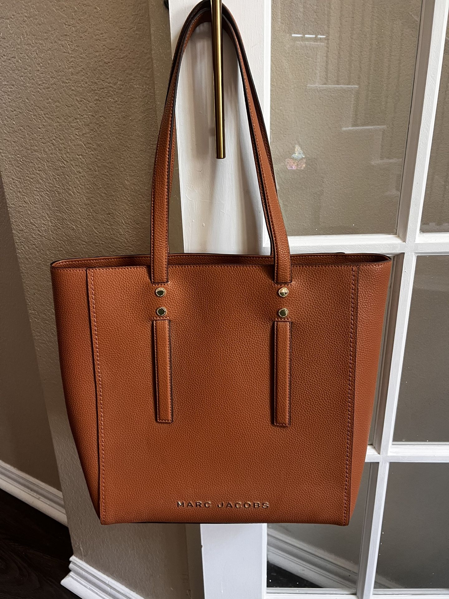 Marc Jacobs Womens Jordon logo leather Tote- Smoked almond