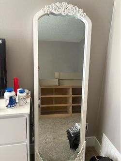white detailed mirror