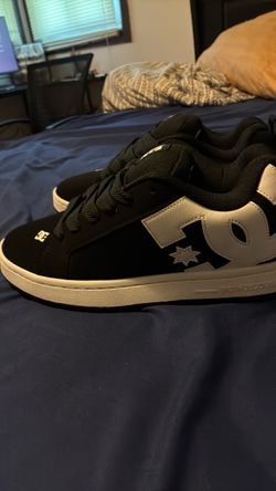 Black and white DC shoesU