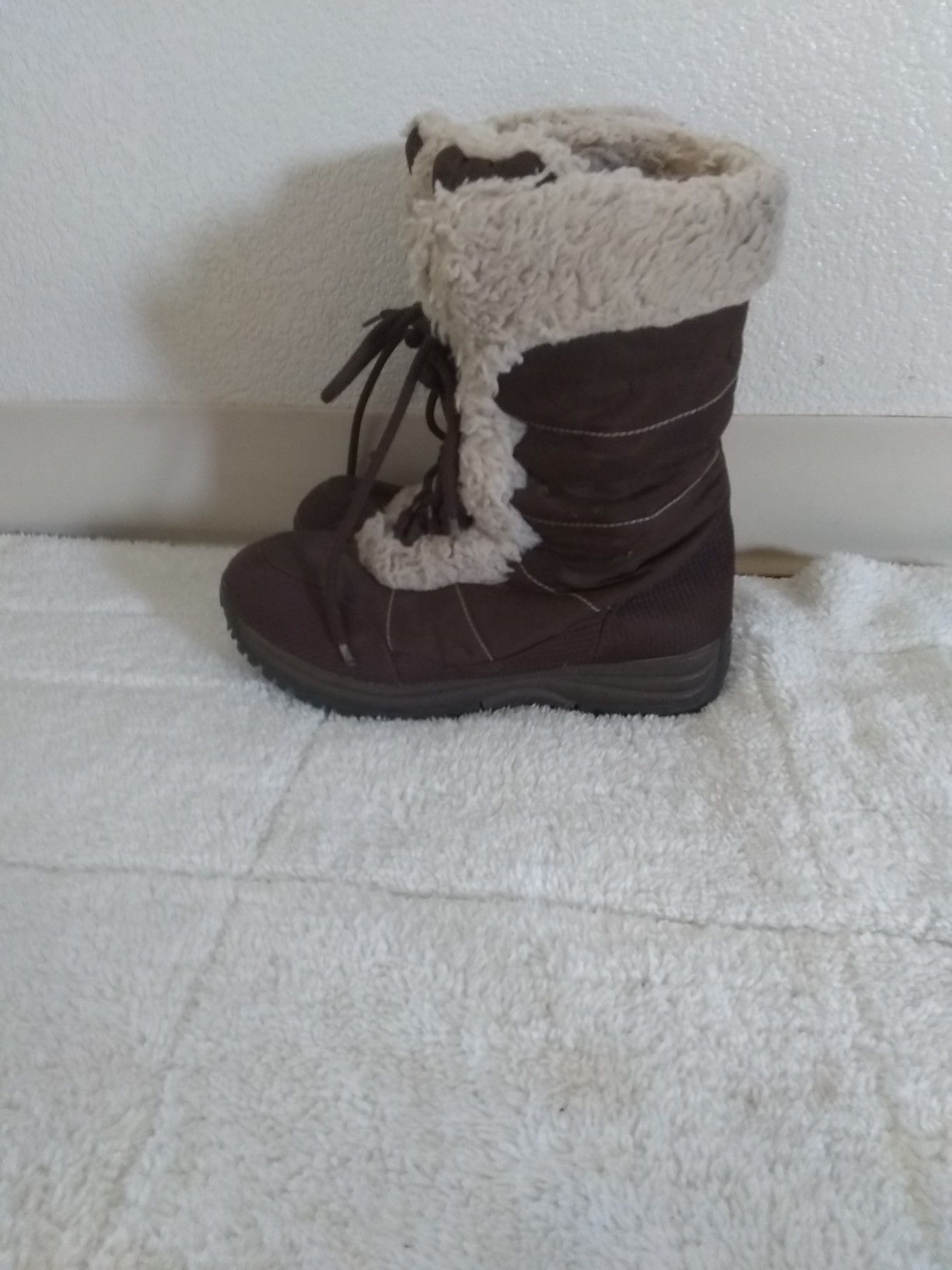 Woman snow boots size 7