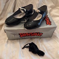 Danshuz black tap shoes girl size 8.5M has white elastic but can put original black ties on
