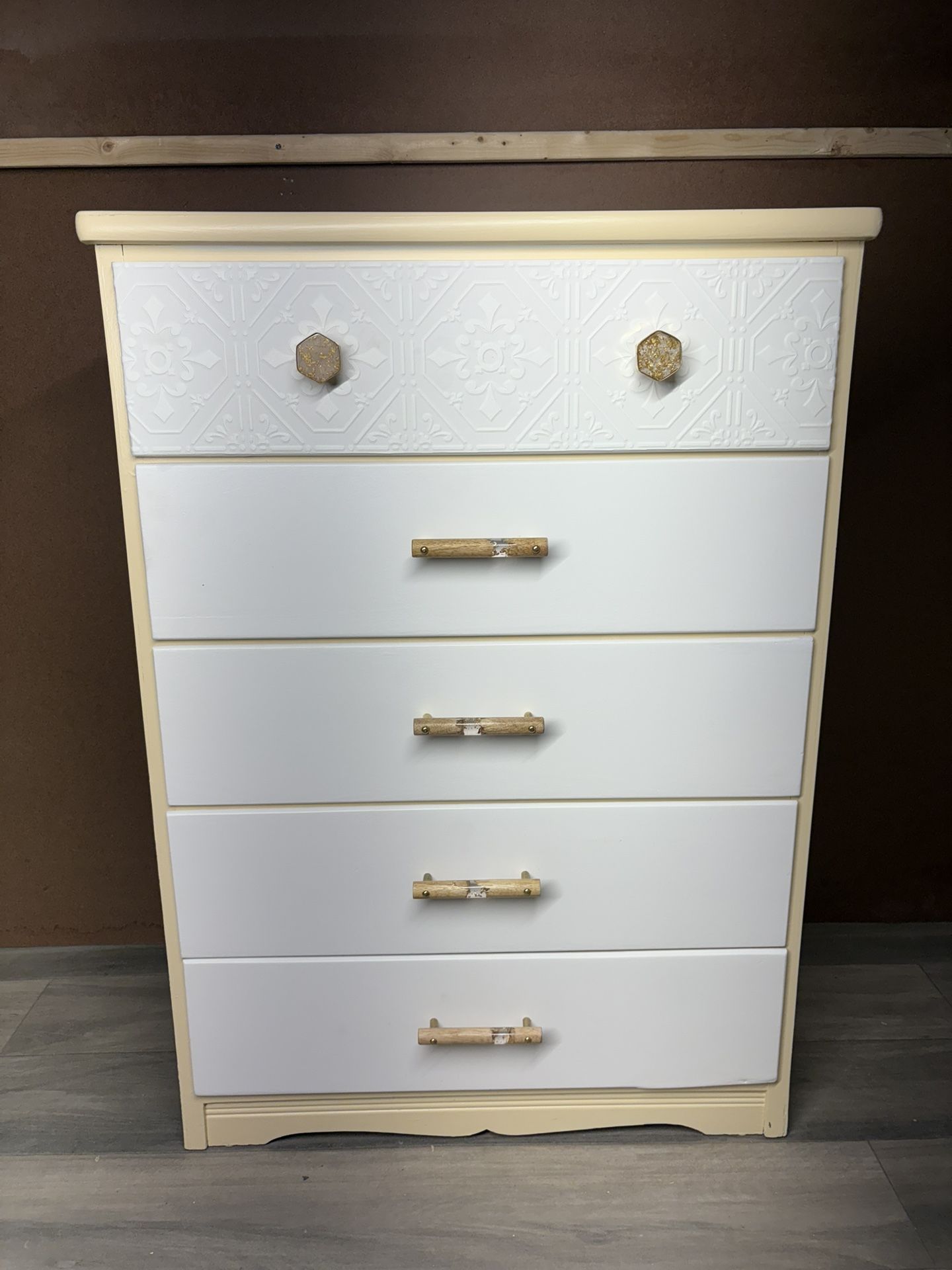 DRESSER