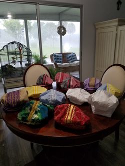 Hago todo tipo de artículos Religiosos ,Sombreritos, Trajes de Santo, de almuerzo, Collares,Ideses, Coronas para Santos, ect
