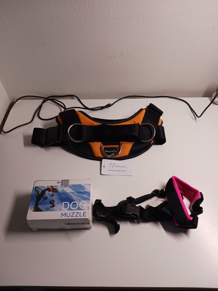 Collar for dog size L and muzzle size M.
All New.
Only 5 dollars each (the collar costs 40 dollars and the muzzle 30 dollars).
Incredible deal 