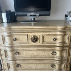 High Quality Antique Beige Dresser / Cabinet 3 Drawer 