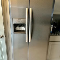 Frigidaire 22.0 Cu. Ft. Side by Side Refrigerator LFSS2312TF0