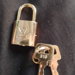 Louis VUITTON Lock And Key 