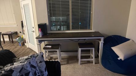 Table with 2 stools