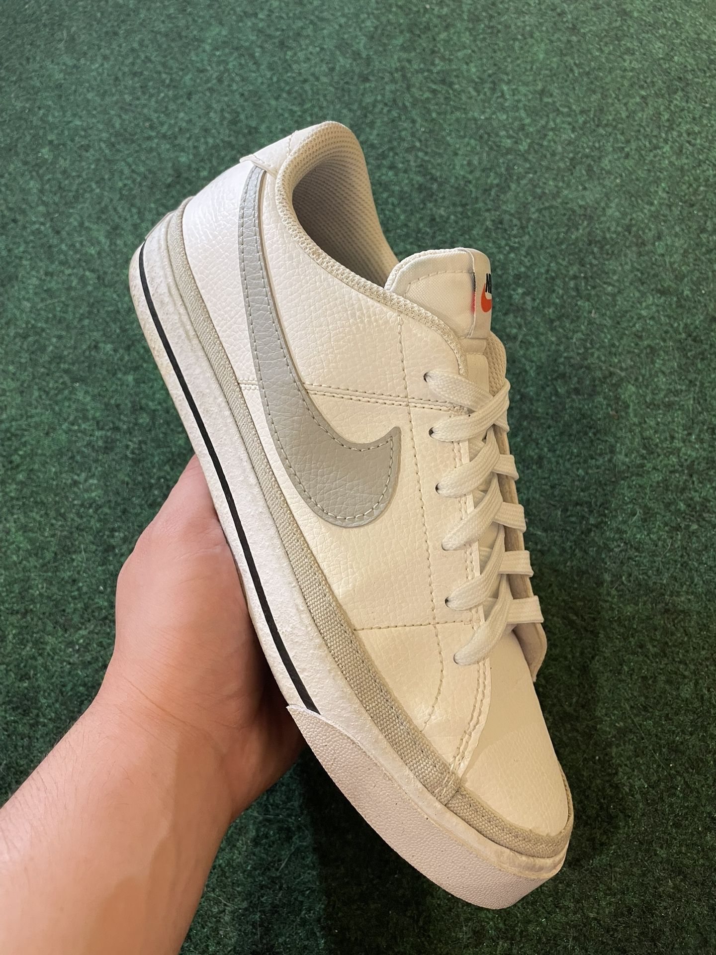 Size 8 - Nike Legacy Court