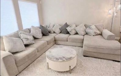 Large Light Gray Sectional Sofa with Pillows – Like New