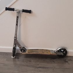 Scooter. Compact scooter with a flexible, weight-absorbing wooden deck. Age 5 +
